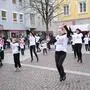Frauen und Kinder beim Tanzen am Johannesplatz in Lienz
