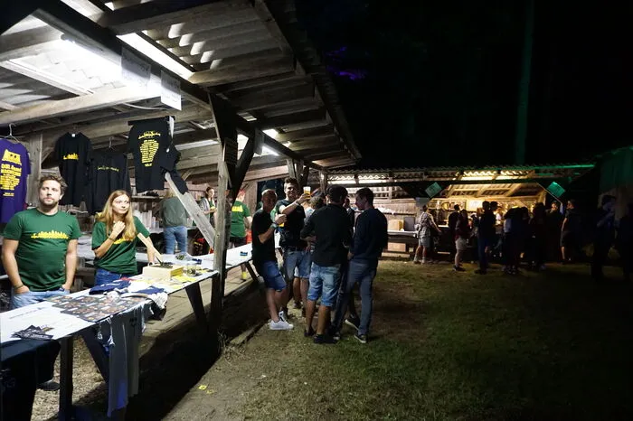 Verschiedene Stände wie die Merchandise- und Getränkebar...