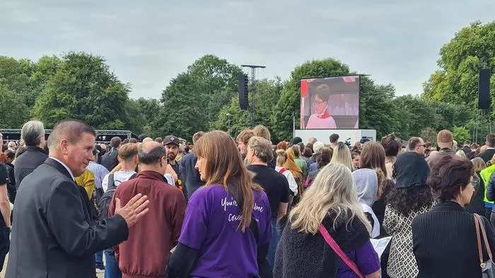 Eine Trauerhelferin in einem Gespräch mit einem Soldaten.