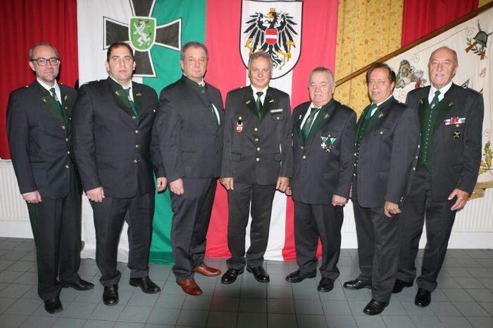 Bezirksobmann Walter Wiesler (M.) im Kreise des ÖKB-Vorstandes von Hatzendorf