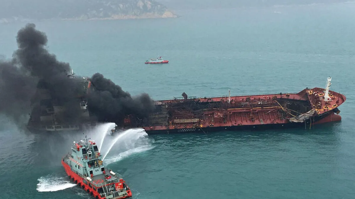 Feuer auf Öltanker vor Hongkong