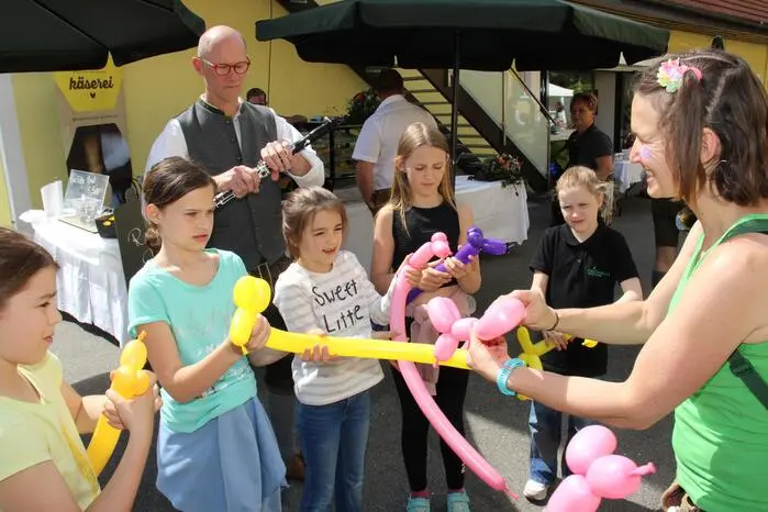 Abgerundet wurde das Fest der Sinne mit Kinderanimationen, Hüpfburg, regionalen Schmankerln aus der Küche von Culinarius Event, Discoklänge für alle Altersstufen und musikalische Gustostückerln von MoosBrass und der Gruppe Freiheit.