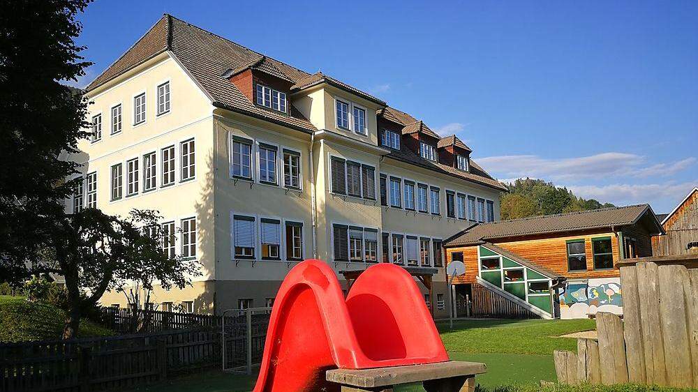 Das Volksschulgebäude in St. Georgen am Kreischberg bleibt geschlossen, bis der Unterricht wieder sicher stattfinden kann