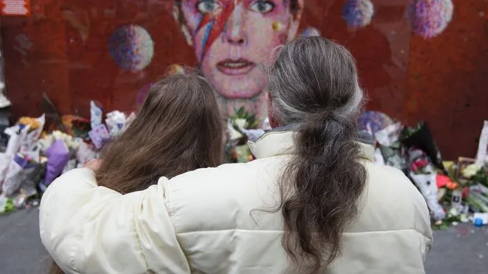 Am ersten Jahrestag des Todes von David Bowie haben zahlreiche Fans um die Rocklegende getrauert.