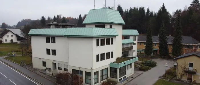 Drohnenaufnahme eines mehrstöckigen Gebäudes neben einer Straße