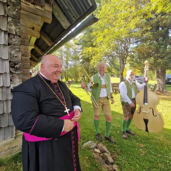 Jagamusi mit Pfarrer Franz Brei beim Videodreh auf der Brandlalm