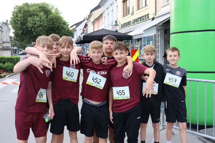 Leider wurde der Lauf auch von einen medizinischen Notfall überschattet. Etwa auf halber Distanz ist ein 60-jähriger Teilnehmer zusammengebrochen und erlitt einen Atem-Kreislaufstillstand.