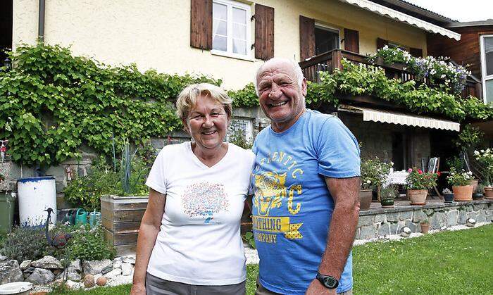 Ex-Boxeuropameister Joe "Tiger" Pachler mit seiner Frau Elisabeth vor ihrem Haus in Klagenfurt
