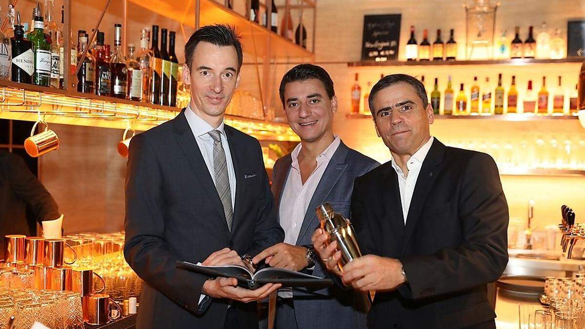 Paul Brozsek, Head of Development der List Group, General Manager Oliver Dzijan und Thomas Michor, Head of List Hospitality Group, im neuen Bistro Porto 