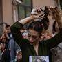 Eine Iranerin schneidet sich vor der iranischen Botschaft in Istanbul aus Protest ihre Haare ab