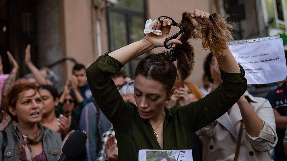Eine Iranerin schneidet sich vor der iranischen Botschaft in Istanbul aus Protest ihre Haare ab