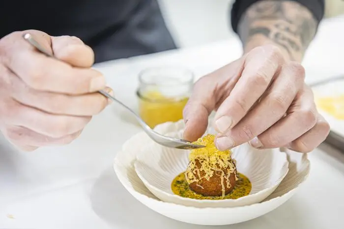 Glantschnig verfeinert sein Rezept „Pommes Dauphine“ mit Saiblingskaviar.