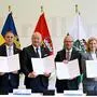 Gemeinsam wurde der Pakt unterschrieben: Gemeindebundpräsident Johannes Pressl (ÖVP), Vizekanzler Andreas Babler (SPÖ), Bundeskanzler Christian Stocker (ÖVP), Wilfried Haslauer (Salzburg/ÖVP), Außenministerin Beate Meinl-Reisinger (Neos), Michael Ludwig (Wien/SPÖ) 