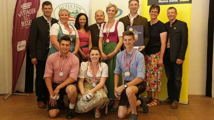 Vorne: Andre Angermann, Julia Mattersberger und Ambrosius Fasching; Hinten: Landesrat Martin Gruber, Petra Moser, Landesbäuerin LK Vizepräsidentin Astrid Brunner, Direktvermarktungsobmann Anton Heritzer, Daniela Einhauer, Markus Einhauer, Michaela Burgstaller, Johann Krescheschnig Bioverband Kärnten
