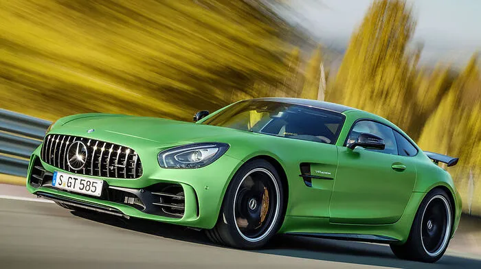 Einen Großteil seiner Entwicklungszeit, so sagt Mercedes, hat die dritte Ausbaustufe des AMG GT in der „Grünen Hölle“ des Nürburgrings verbracht: Das dürfte die Designer auch zur Sonderfarbe „AMG green hell magno“ inspiriert haben.