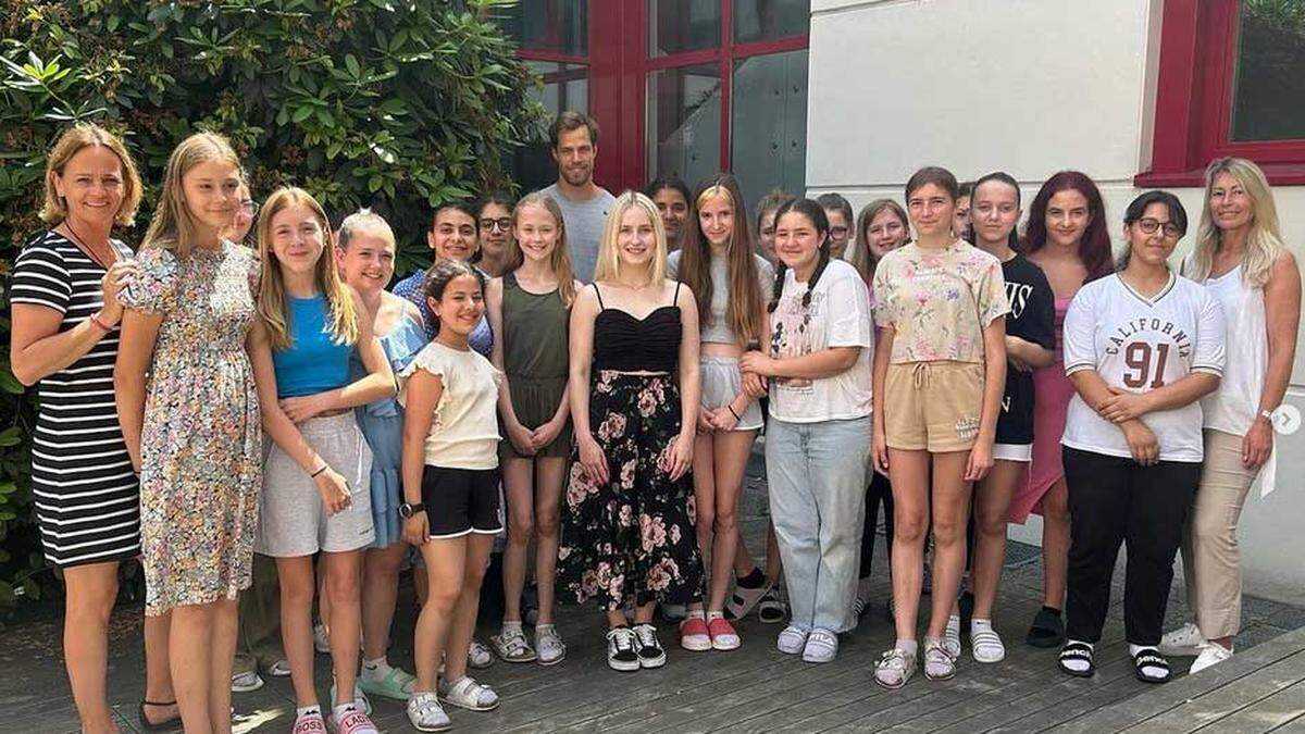 Elina Stary (Mitte) erzählte an der Praxismittelschule in Klagenfurt ihre Geschichte.