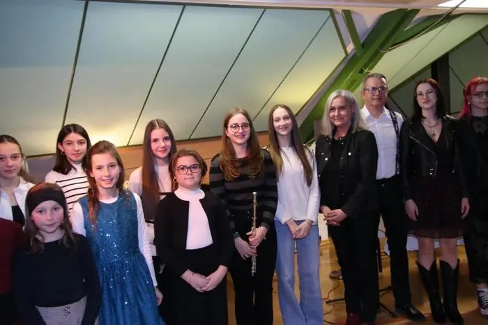 Rund 25 Schülerinnen und Schüler der Klassen Inge Benezeder, Sabine Jeszensky und Tanja Stock boten Musik, von der Klassik (W.A. Mozart) bis zur Moderne (Gerhard Bronners „Der gschupfte Ferdl“), und Lyrik von J.v. Eichendorff bis J.W. von Goethe.
