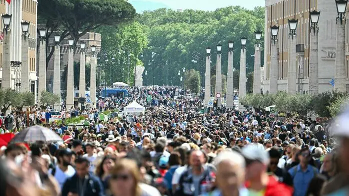 Gläubige und Pilger marschieren durch die Via della Conciliazione, um sich nach dem Tod von Papst Franziskus am 21. April 2025 im Vatikan auf dem Petersplatz zu versammeln.