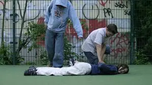 Zwei Jugendliche bedrängen einen Gleichaltrigen