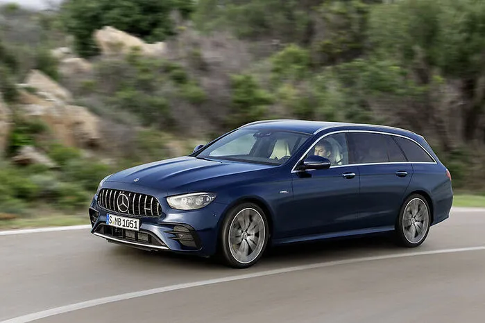 Das Leistungsspektrum der Benziner reicht von 156 PS bis 367 PS, bei den Dieseln reicht die Bandbreite von 160 PS bis 330 PS. Natürlich wird es auch wieder heiße AMG-Versionen geben. Den Anfang macht der E 53 4Matic+ mit 435 PS und Allradantrieb.