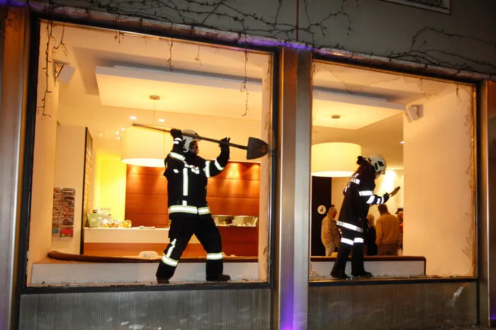 140 Kräften der Polizei, 69 des Roten Kreuzes und 83 der Feuerwehr waren im Einsatz, die Gegend um den Bahnhof musste großräumig abgesperrt werden.