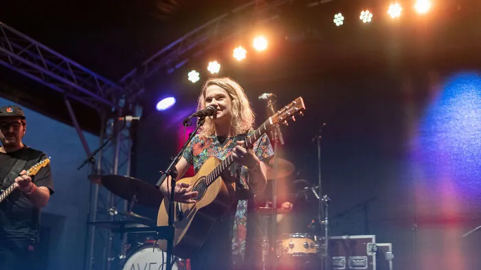 Miriam Hufnagel alias Avec spielt auf ihrer aktuellen Tour in großen Veranstaltungshallen in Wien, München, Berlin. Am Wochenende begeisterte sie im intimen Ambiente des Lienzer Schloss Bruck