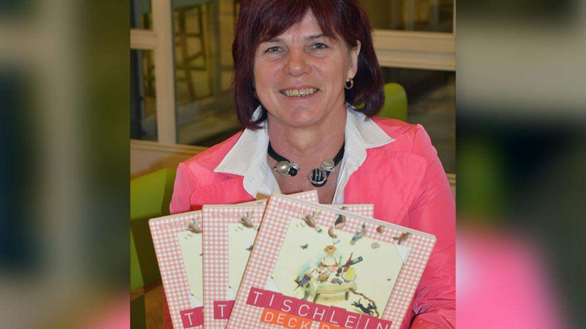 Eva Maria Lipp mit ihrem Kinderkochbuch &quot;Tischlein deck dich&quot;