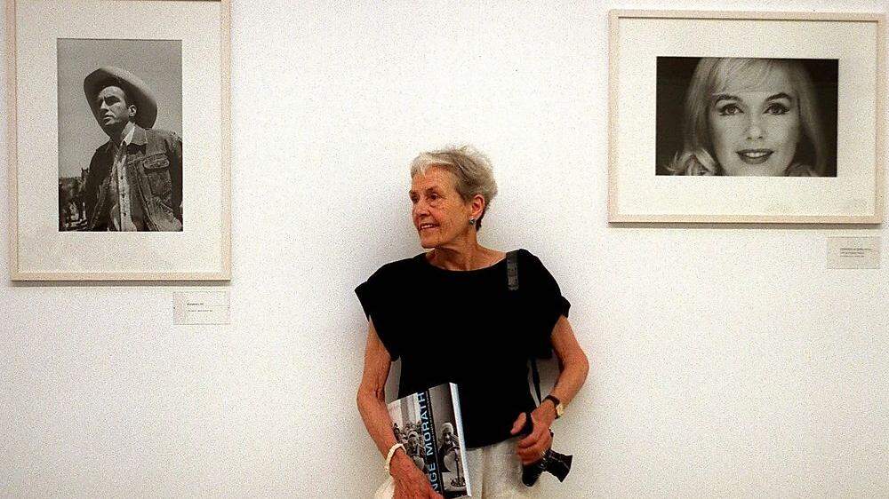 Inge Morath bei einer Ausstellungseröffnung 1999 in Wien