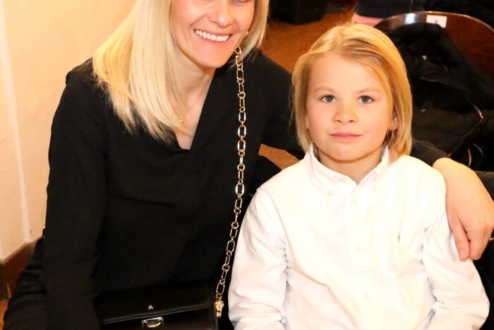Nicht mit Applaus sparten bei der Premiere nach rund einer Stunde neben den Schauspielerkollegen Christina Natascha Kogler und Silke Notsch unter anderen Amtsleiterin Bettina Vorreiter (Foto), Stadtrat Ewald Grün, Bankdirektor Herbert Marktl, Gastwirt Herbert Wastian sowie der Bürgermeister der Gemeinde Mölbling, Bernd Krassnig. 