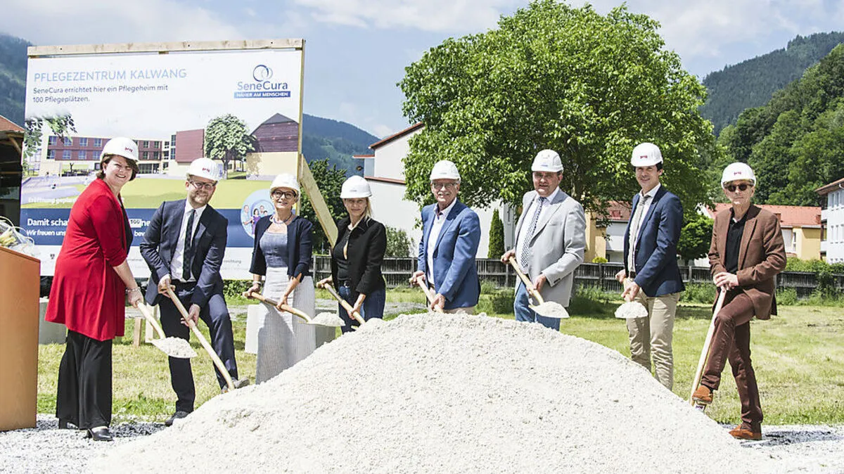 Spatenstich in Kalwang: Michaela Schrumpf, Matthias Löschnigg, Karin Kaltenegger, Landesrätin Juliane Bogner-Strauß, Arnold Moser, Bürgermeister Mario Angerer, Bezirkshauptmann Markus Kraxner, Werner Stingl