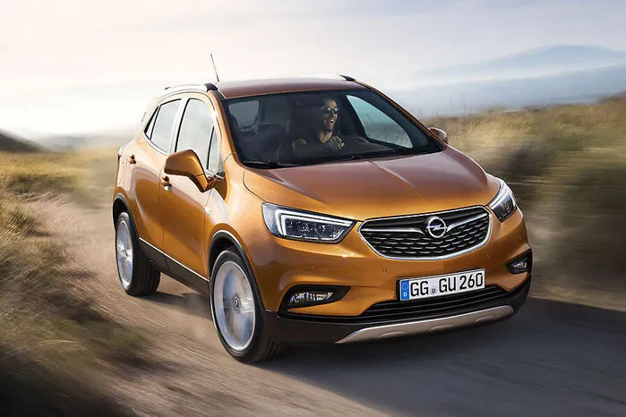 Mit der neu gestalteten Außenhaut kommt der Mokka X zünftiger daher und wirkt eine Spur breiter. Außerdem sorgen neue Karosseriefarben wie „Safran Orange“ (Bild) oder „Lava Rot“ für einen frischeren Look.