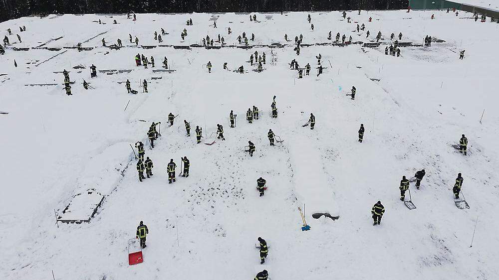 Auch in Oberösterreich kämpfen die Helfer gegen Schneemassen