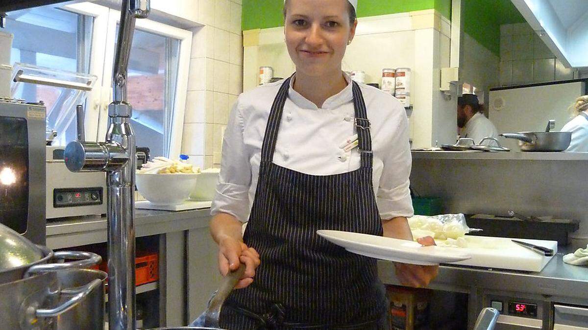 Angelika Edelsbrunner an ihrem Arbeitsplatz im Gasthaus Haberl in Ottendorf.