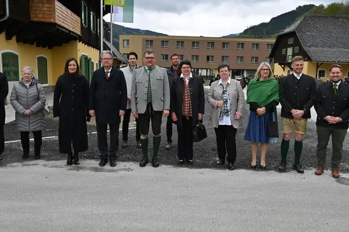 Nach der Hl. Messe setzte sich ein Zug vieler der 21 Vereine der Marktgemeinde im Liesingtal (Bezirk Leoben) von der Pfarrkirche in Richtung Alte Schmiede im Fohlenhof-Areal in Bewegung. 