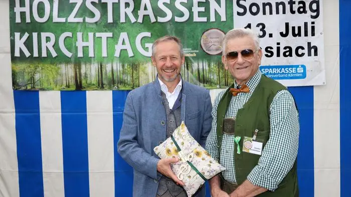 Am Foto von Links: Helmut Wachernig (Obmann-Stvr.) und der Obmann der Kärntner Holzstraße Günter Sonnleitner.