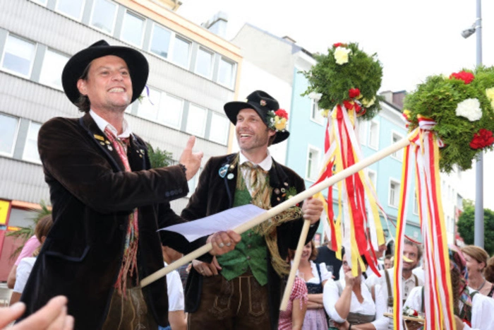Die Villacher Bauerngman ließ die Gäste mit einem Tusch hochleben.