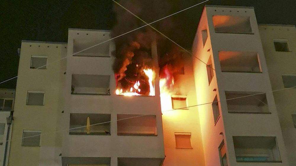 Flammen schlugen aus der Wohnung im fünften Stock