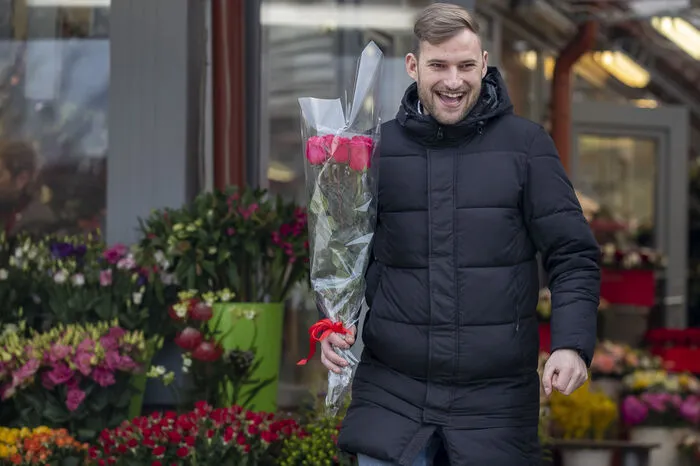 Ein Lette verlässt ein Blumengeschäft nicht ohne ein paar Blümchen für seine Frau.