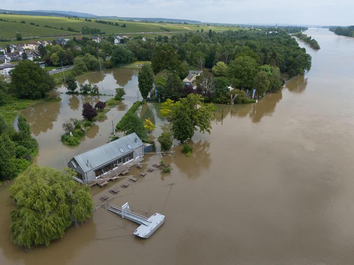 Das Hochwasser des Rhein hat den Uferbereich in Hattenheim samt einer Gaststätte überschwemmt (Luftaufnahme mit einer Drohne). Der Pegel des Rheins soll zunächst weiter steigen