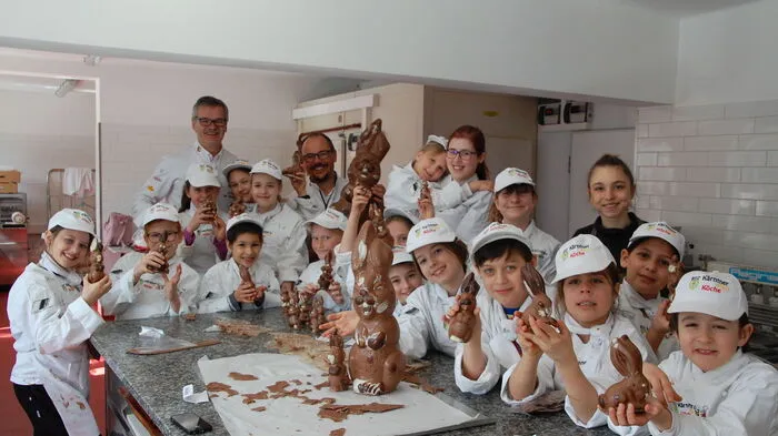 Das Gießen von Schoko-Osterhasen stand für die 16 Mini-Köche Kärntens in der Konditorei von Erich Semmelrock in Hermagor auf dem Programm.