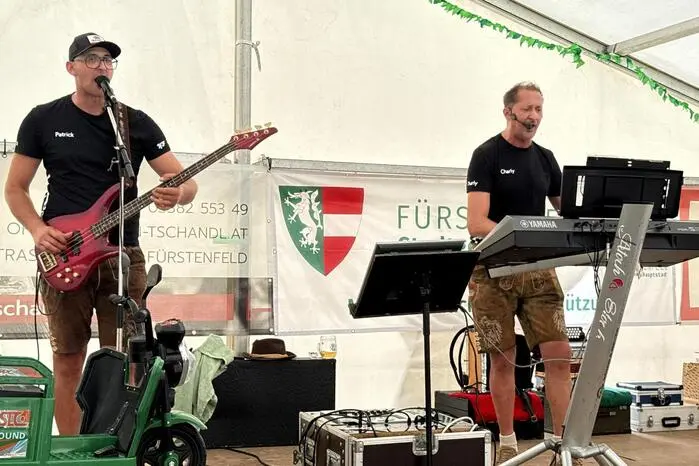 Für Speis und Trank war mit leckerem Kistenfleisch und Qualitätsweinen aus der Region bestens gesorgt. Die Band „Afoch-Stoak“ spielte groß auf und sorgte für die musikalische Unterhaltung in der lauen Sommernacht.