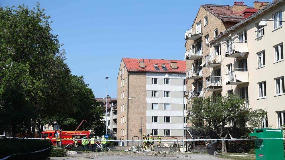 Bei einer kräftigen Explosion vor einem Mehrfamilienhaus in der schwedischen Stadt Linköping sind 19 Menschen leicht verletzt worden