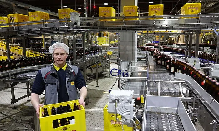 Die Arbeitsbereiche der Mitarbeiter/innen sind so vielfältig wie die Produkte der Brauerei. Jede/r Mitarbeiter/in ist das berühmte Glied einer Kette, an deren erfolgreichem Ende jede/r beteiligt ist