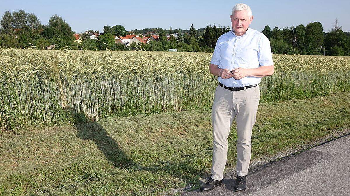 Vizebürgermeister Leo Riebenbauer (VP) vor dem Grundstück, um das es im Gemeinderat geht