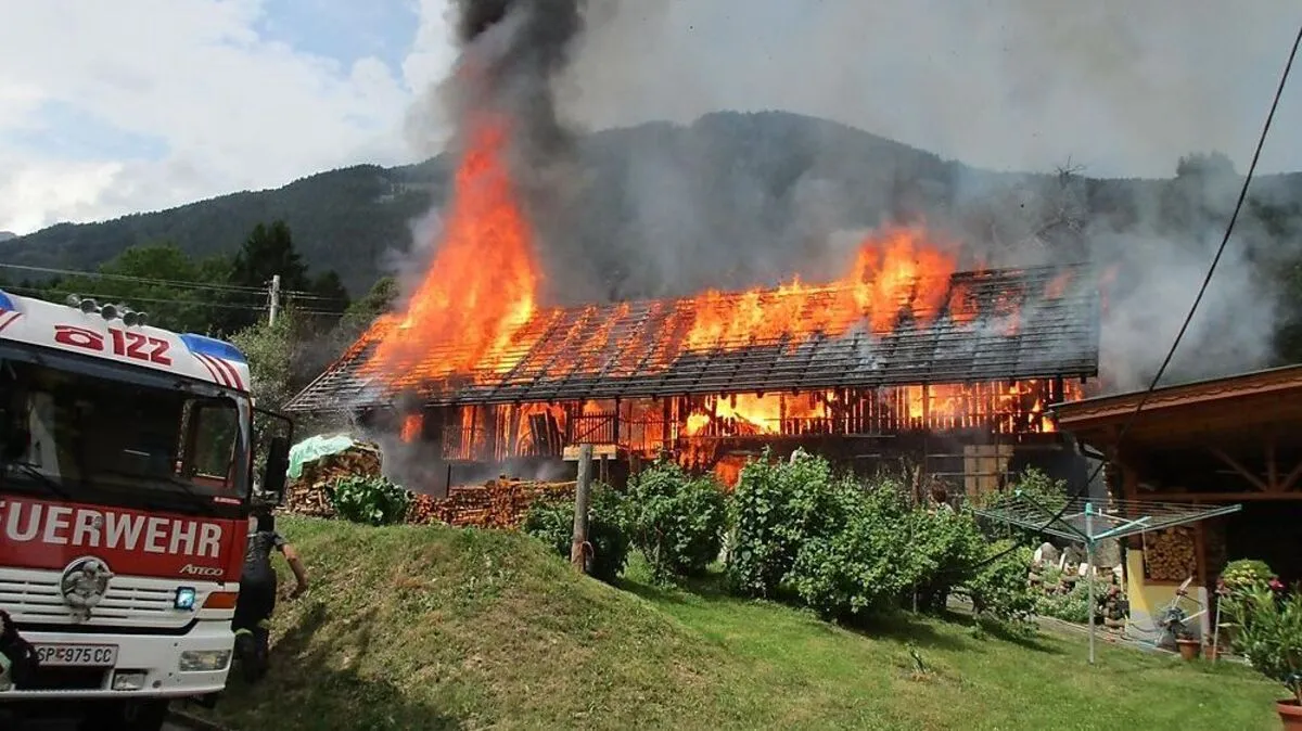 Den Vollbrand konnten die Feuerwehren nicht verhindern, ein Ausbreiten der Flammen schon