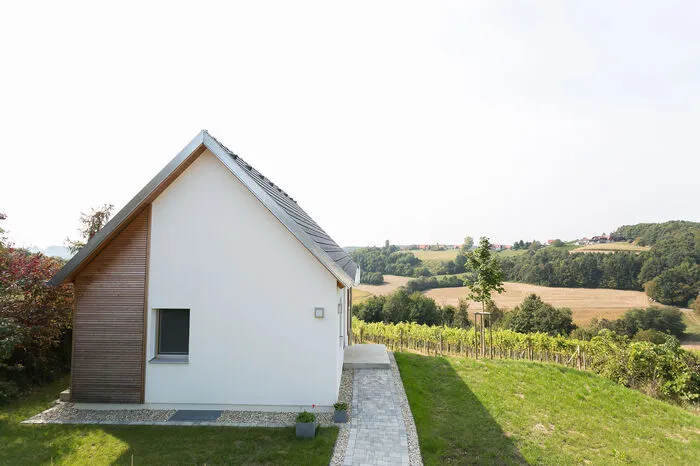 Das Haus von der Zufahrtsseite aus betrachtet.