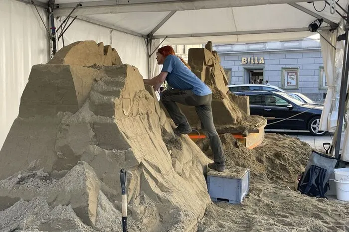 Die Künstlerinnen und Künstler sind bereits fleißig an der Arbeit. 