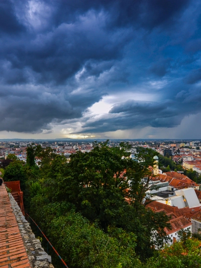 Bild zeigt dunkle Wolken am Himmel über Graz
