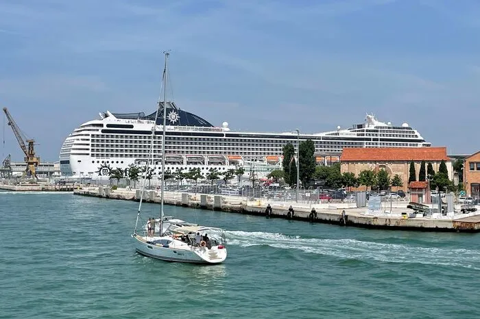 Die MSC Orchestra überragte vor zwei Wochen die Gebäude Venedigs. Hafenarbeiter hießen sie willkommen, Gegner protestierten.