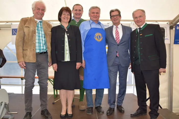 Die Tombola-Gewinner Sepp Kahr und Christine Mandl mit Lions-Altpräsident Manfred Kleinschuster, Lions-Neupräsident Alois Gölles, Gerhard Maitz sowie Bürgermeister Josef Ober (v. li.).